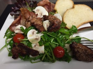 Waller Salat mit Schinkenchips und Welsleber1