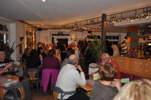 Nikolaus im Mon Ami belohnt fröhliche Gäste